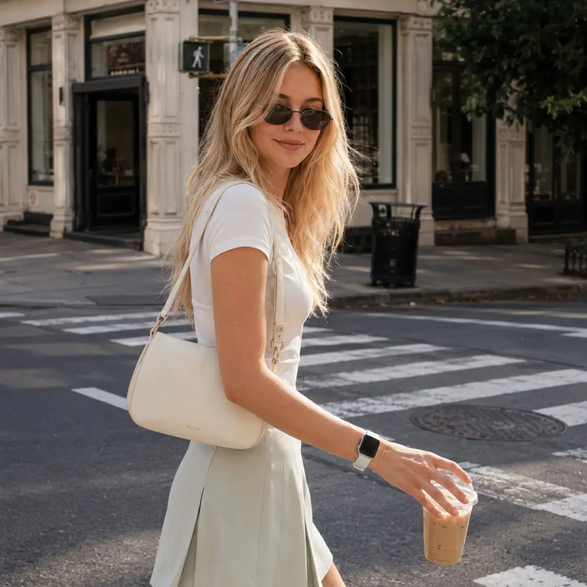 Street-style outfit with the Céleste mint braided loop Apple Watch band
